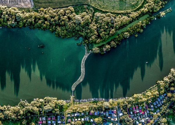 Dombóvár Tüskei tó középső gátjáról és környékéről készült drónos légifotó! 9 képből készült top down panoráma fotó. A légifelvétel 400m magasból készült. Nagyítás.