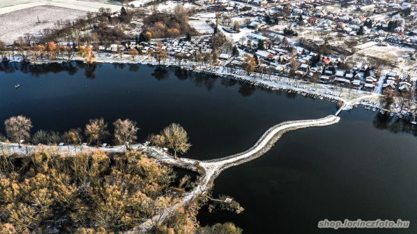 Dombóvár Tüskei tó középső gátjáról és környékéről készült téli drónos légifotó! A légifelvétel 200m magasból készült. Teljes kép.